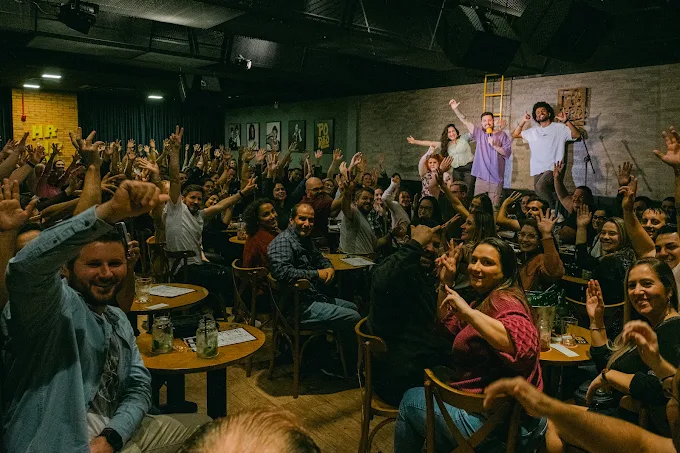 Casa cheia — noite de comédia